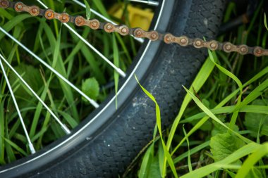 Çimlerin üzerinde tekerleği olan bisiklet zinciri