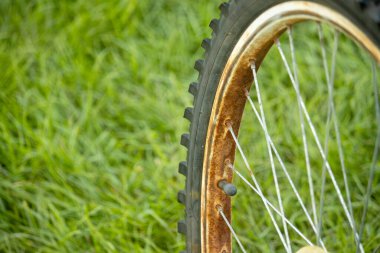 Bisiklet tekerleğini kapat.