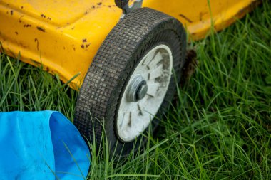 Bahçesinde kürek olan yeşil traktör.