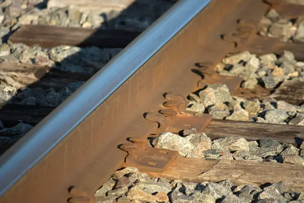 Bağları ve çivileri olan bir tren yolunun yakın görüntüsü