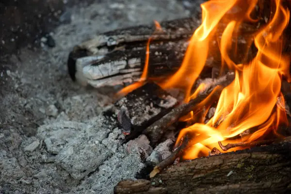 Şöminede yangın var.