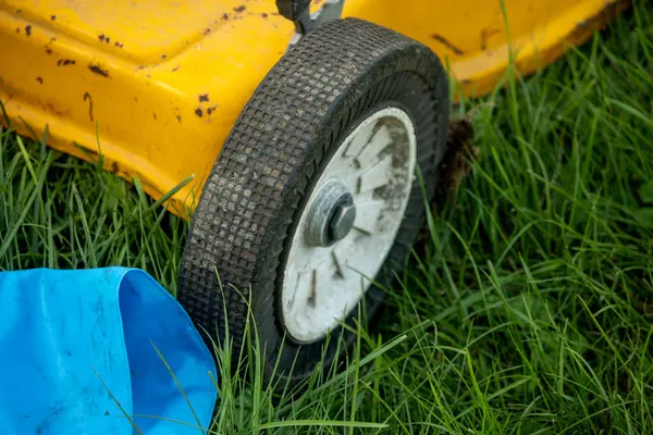 Bahçesinde kürek olan yeşil traktör.
