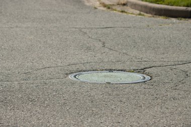 Yerde delik olan eski asfalt yol.