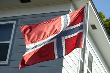 Kırmızı ve beyaz bayrağı olan Norveç bayrağı