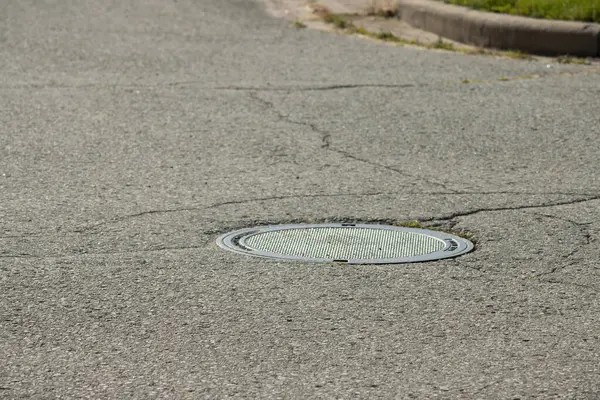 Yerde delik olan eski asfalt yol.