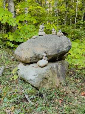Yazın dağ yolunda dengeli taşlar.