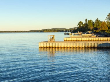Superior Gölü kıyısındaki bakır limanında rıhtımlar