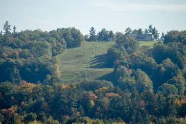 Güneşli bir günde tepeden güzel bir manzara.