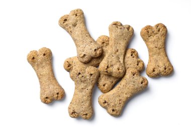 Beyaz arkaplanda izole edilmiş kemik şekilli köpek bisküvisi grubunun üst görünümü