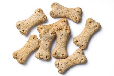 Beyaz arkaplanda izole edilmiş kemik şekilli köpek bisküvisi grubunun üst görünümü