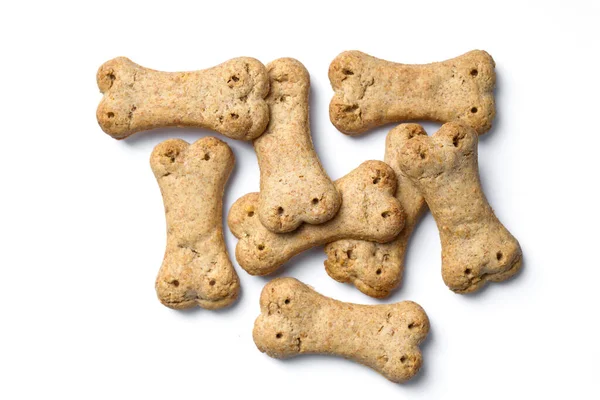 Beyaz arkaplanda izole edilmiş kemik şekilli köpek bisküvisi grubunun üst görünümü