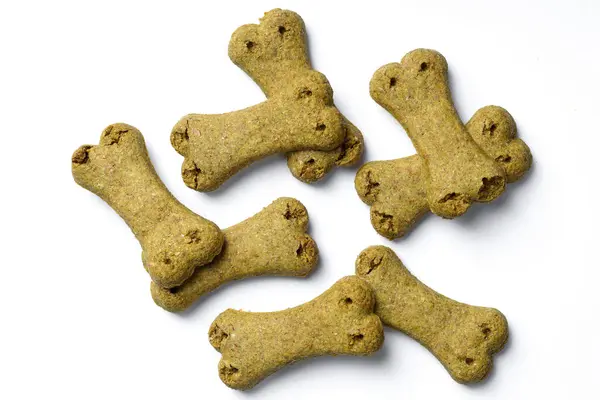 Beyaz arkaplanda izole edilmiş kemik şekilli köpek bisküvisi grubunun üst görünümü
