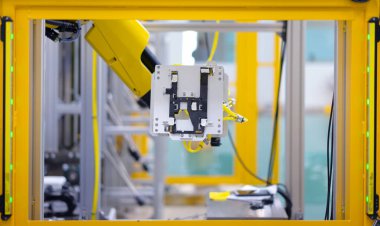 Otomatik cam montaj hattındaki endüstriyel robot kolundaki görüş kontrol ünitesi görüntüsü. Otomasyon konsepti: Müfettişlik biriminde robot otomotiv arka camı otomatikman kontrol ediyor