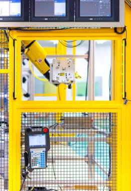 Otomatik cam montaj hattındaki endüstriyel robot kolundaki görüş kontrol ünitesi görüntüsü. Otomasyon konsepti: Müfettişlik biriminde robot otomotiv arka camı otomatikman kontrol ediyor