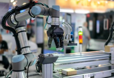 Elektrikli COBOT (Yardımcı Robot). Otomasyon konsepti: Evrensel robot veya Yardımcı Robot üzerindeki elektrikli kavrama görüntüsü