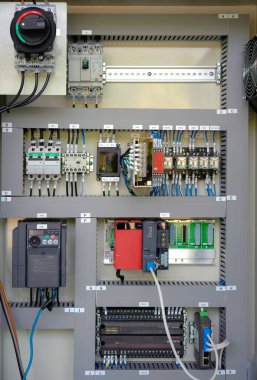 PLC birimi program kodunu yükler. Otomasyon konsepti: PLC (programlanabilir mantık denetleyici) kontrol kutusunda yükleme programı ayarlanır