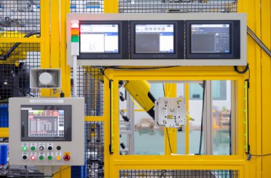 Otomasyon makinesinin operasyon paneli. Fabrika 4.0 kavramı: Üretim makinesinin çitlerinde işlem paneli ve ürün denetleme görüntüsü