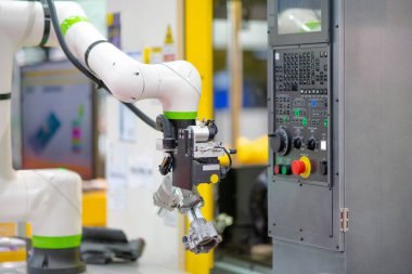 Fabrika 4.0 konsepti: Robot ve CNC makinesinin işbirliği, otomotiv parçası otomatik olarak CNC değirmen makinesine aktarılır.