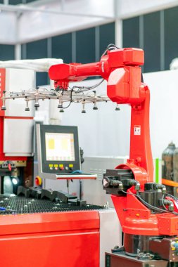 Fabrika 4.0 konsepti: Robot ve CNC makinesinin işbirliği, otomotiv kısmı otomatik olarak CNCmachine 'den robota kavrama ile çıkarılır