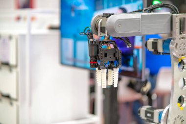 Fabrika 4.0 konsepti: Ar-Ge mağazasında COBOT üzerinde elektrikli kavrama görüntüsü. COBOT (İşbirlikçi Robot) prototipi, robotun yeteneklerini geliştirmek için elektrikli tutucu ve kamera ile görüş sistemi için kullanılır..