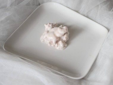 Beyaz seramik tabakta pembe soslu karidesler.