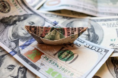 Dolar banknotları masaya serildi. Dolardan gelen gemi, finansal kriz, para, finans, tasarruf, maaş, banka. Fotoğraf makro fotoğraf.