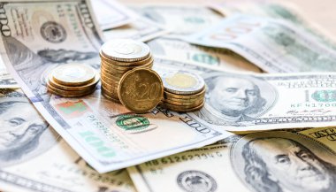 Dolar banknotları masaya serildi. Üç farklı madeni para, 20 sent madeni para, mali kriz, para, finans, tasarruf, maaş, banka, avro sentleri. Fotoğraf, makro fotoğraf.