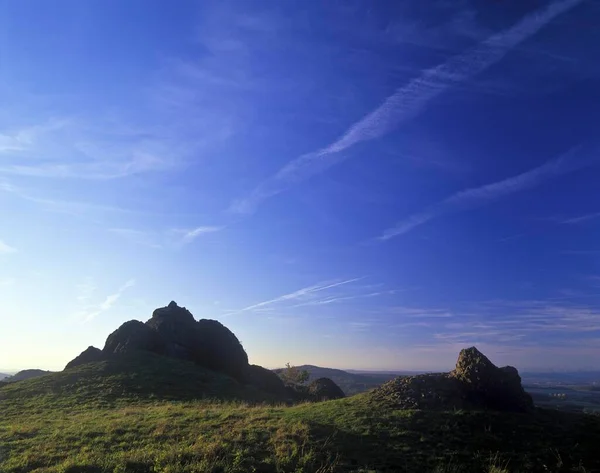 ヘッセン州カッセル ヘッセ ドイツ ヨーロッパの近くのヘルフェンシュタインの丘 Habichtswaeld山岳玄武岩の風景 — ストック写真