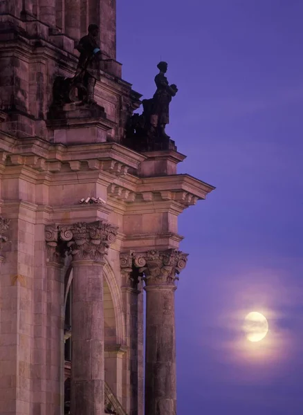 Reichstag Byggnad Med Den Stigande Månen Berlin Tyskland Europa — Stockfoto