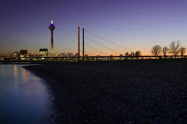 夜光中的城门 莱茵河塔和莱茵克尼桥 莱茵河河岸 德国杜塞尔多夫 北莱茵河 威斯特法伦 — 图库照片