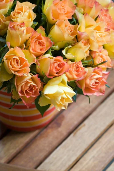Mazzo Colorato Rose Vaso Fiori — Foto Stock