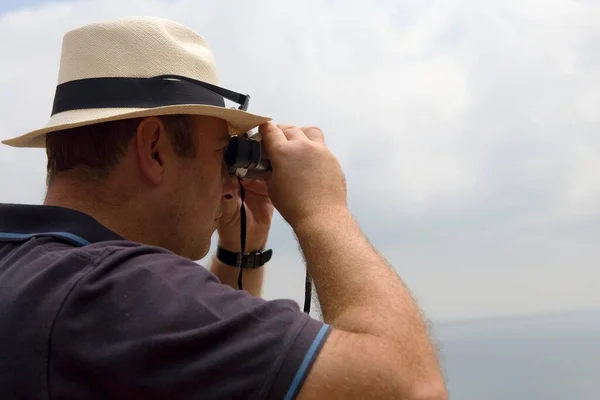 Homem Olhar Através Binocular — Fotografia de Stock