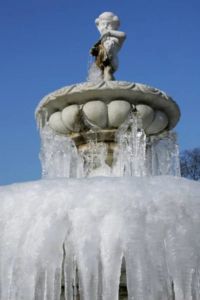 겨울의 융기된 고드름 고드름 — 스톡 사진