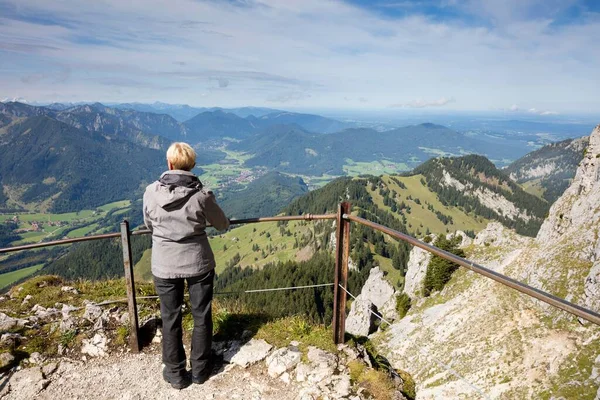 Frau Staat Het Uitkijkpunt Bij Wendelstein Mangfall Bergen Voralpen Oberbayern — Stockfoto