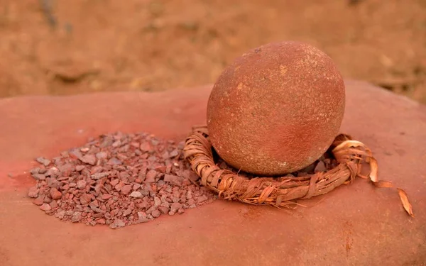 研削工具と赤い鉄の岩 ヒンバ オムランバ カウコランド クネネ ナミビア アフリカ — ストック写真