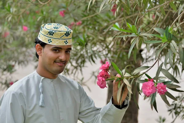 Pria Lokal Yang Mencium Bunga Wadi Derbat Dekat Salalah Dhofar — Stok Foto
