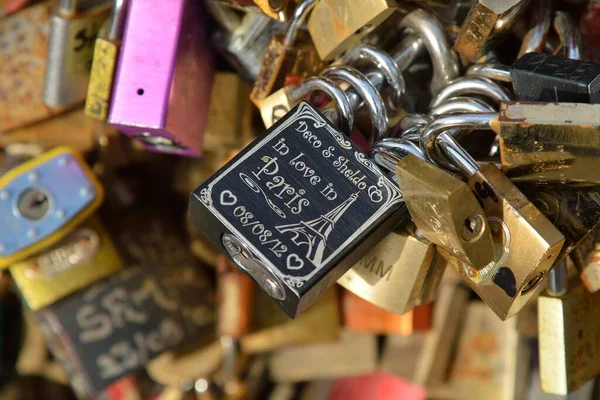 Aşk Kilitleri Pont Archevch Köprüsünün Korkuluklarına Iliştirilmiş Paris Fransa Avrupa — Stok fotoğraf