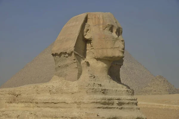 ギザのスフィンクスまたは大スフィンクス 人間の頭を持つライオン 紀元前2700年頃第4エジプト王朝に建てられました チーズのピラミッドの前 エジプト アフリカ — ストック写真