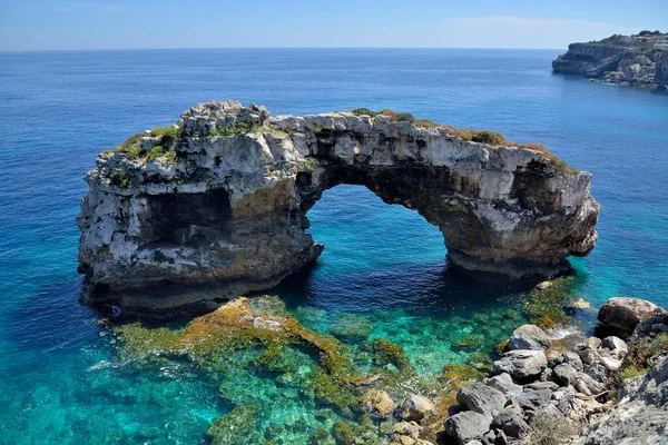 Přírodní Oblouk Pontas Poblíž Cala Llombards Mallorca Baleárské Ostrovy Španělsko — Stock fotografie