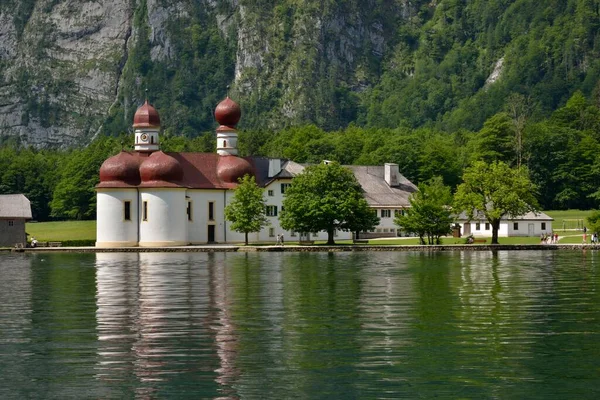 Προσκύνημα Εκκλησία Του Αγίου Βαρθολομαίου Στη Λίμνη Knigssee Άνω Βαυαρία — Φωτογραφία Αρχείου
