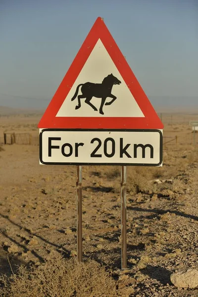 Varning Skylt Lystring Hästar Nära Aus Karasregionen Namib Namibia Afrika — Stockfoto