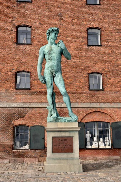 コペンハーゲン デンマーク ヨーロッパのロイヤルキャストコレクションの前にミケランジェロのコピーによるデビッドの像 — ストック写真