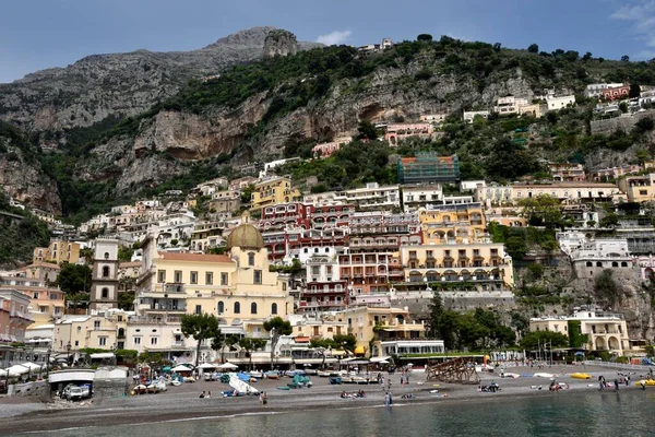 Widok Miasto Positano Kościołem Santa Maria Assunta Wybrzeże Amalfi Costiera — Zdjęcie stockowe