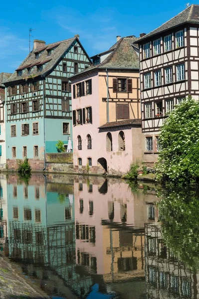Casas Madeira Refletindo Canal Ill Longo Quai Petite França Estrasburgo — Fotografia de Stock