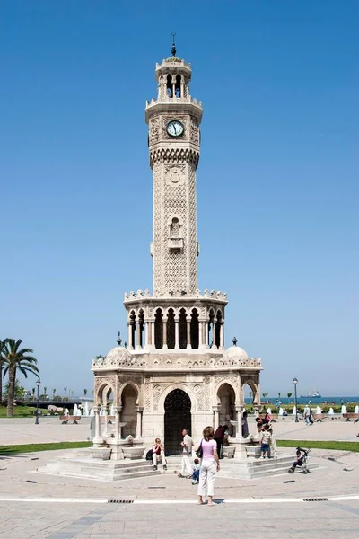 2005年5月17日 イズミル 2005年5月17日 コナック広場のコナック時計塔周辺の人々 コナック広場はトルコ アジアの最も重要なランドマークです — ストック写真