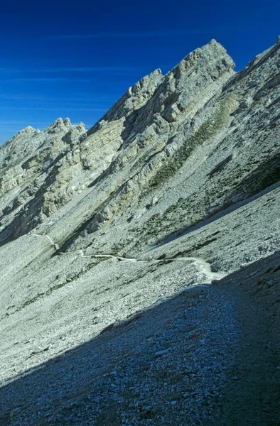 Een Bergpad Slingert Bij Seefelder Joch Bij Seefeld Tirol — Stockfoto