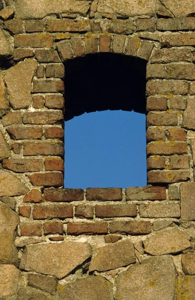 丹麦Bornhom Hammershus要塞一座旧墙的窗户 — 图库照片
