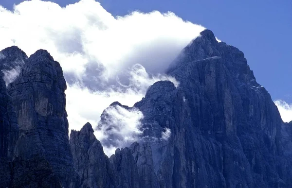 ドロマイト山脈 イタリア ヨーロッパのモンテMoiazzaの頂上の雲 — ストック写真
