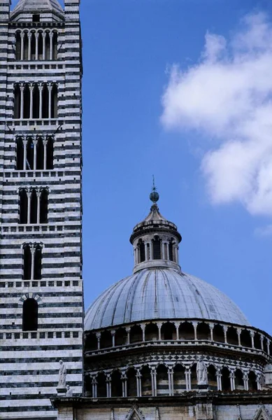 シエナ大聖堂の塔とドームイタリア — ストック写真