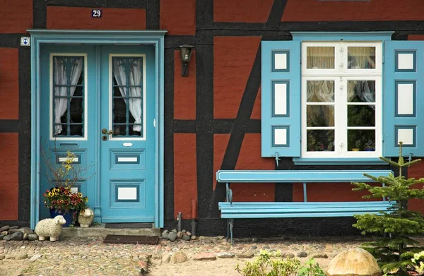 Färgad Ingångsdörr Och Fönster Ett Typiskt Hus Wustrow Fischland Tyskland — Stockfoto